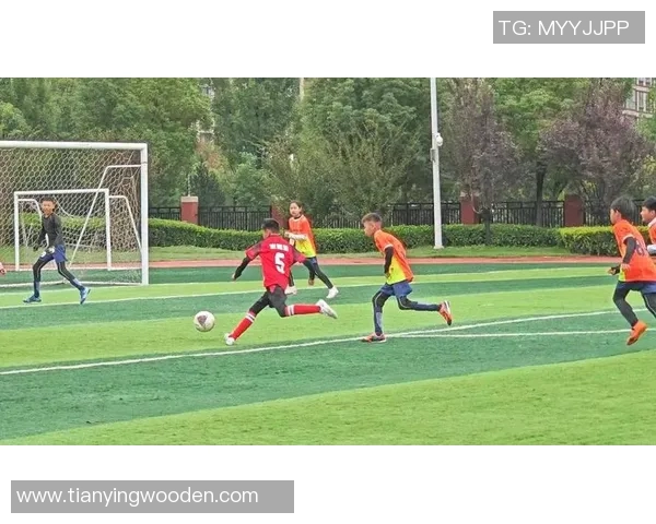 小学生热衷模仿足球明星展现梦想与激情的校园足球风采